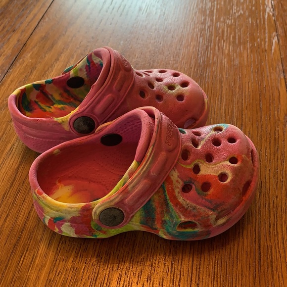 Size 6 baby crocs multi colored shoes - Picture 3 of 4